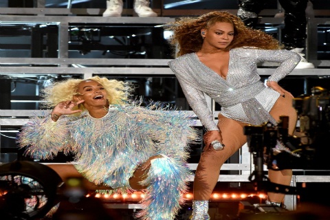 Beyoncé Falls While Trying To Pick Up Solange during Coachella